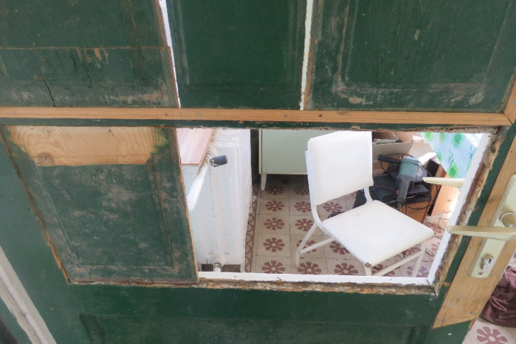 Betört, majd elaludt a felnyomott házban