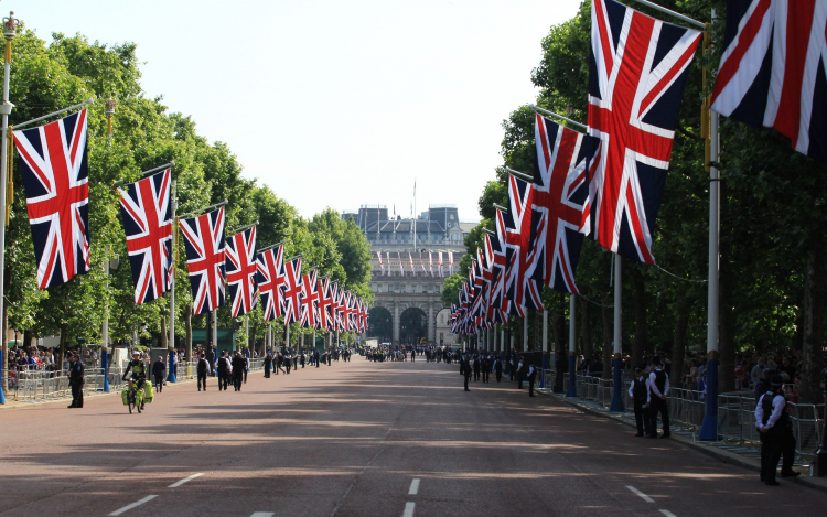 Aggasztó a brit uralkodó egészségi állapota