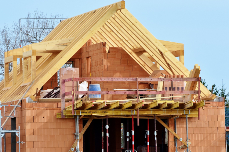 Az építőipari cégek szerint a beruházók óvatosabbá váltak