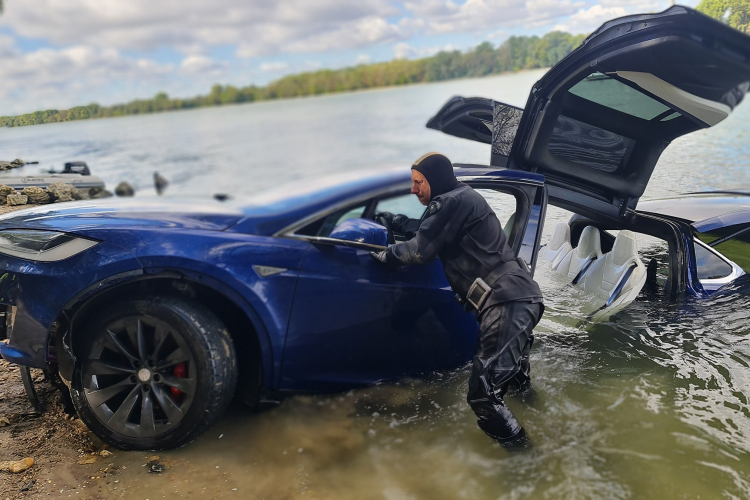 Kiemelték a Dunából az elsüllyedt Teslát