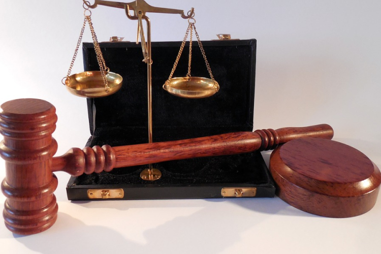 Elítéltek egy többszörös visszaeső fegyveres rablót