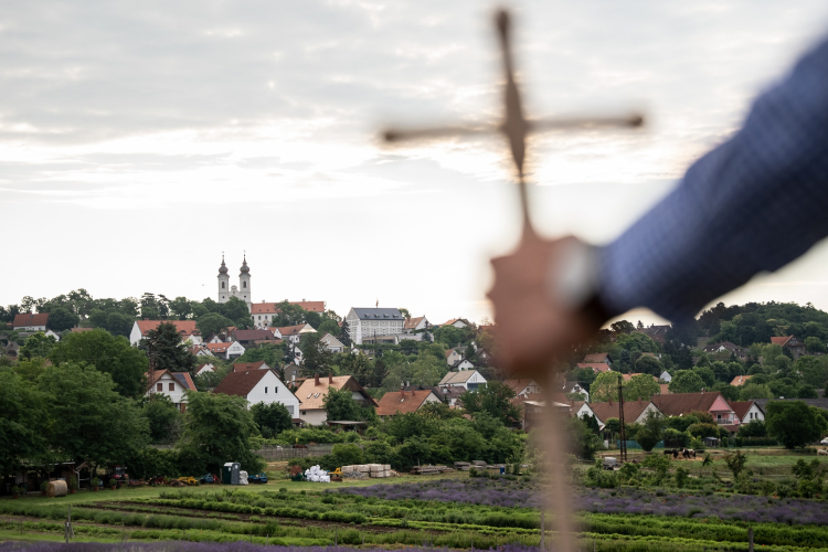 A Tihanyi alapítólevelet bemutató kiállítás nyílt a tihanyi apátságban