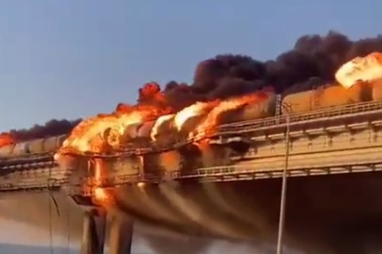 Ukrajnai háború - Felrobbant egy teherautó a Krími hídon, az építmény megsérült