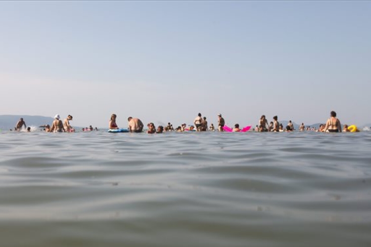 Vízibicikliről vízbe esett, majd eltűnt egy férfi a Balatonban