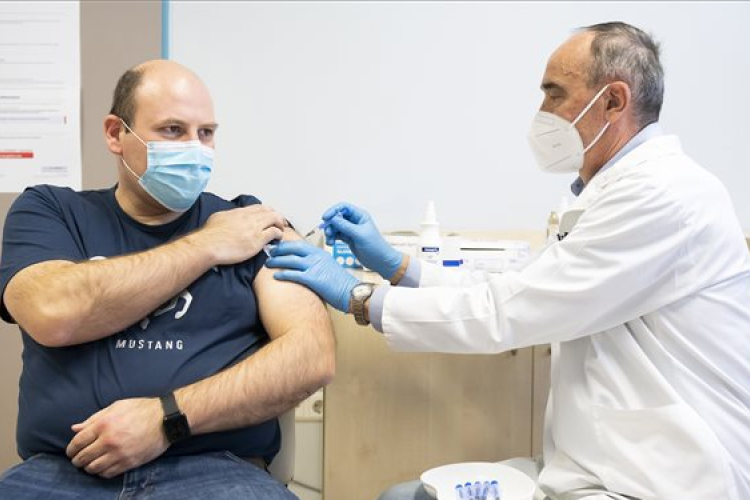 Vizsgálják, hogy a két oltási dózishoz használhatók-e eltérő vakcinák